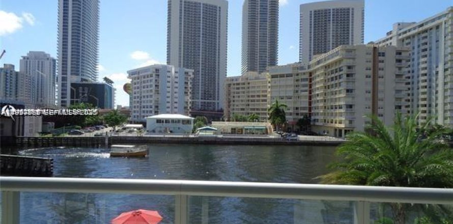 Кондоминиум с 3 спальнями в Халландейл-Бич, Флорида № 1986294