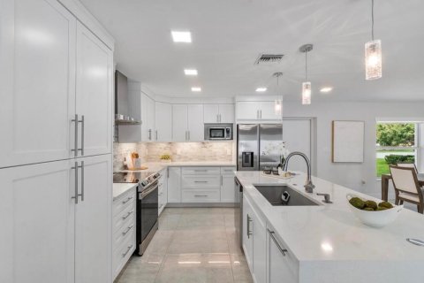 House in Lighthouse Point, Florida 4 bedrooms, 209.77 sq.m. № 2086910 - photo 8