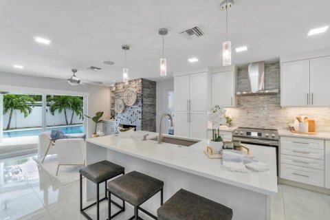 House in Lighthouse Point, Florida 4 bedrooms, 209.77 sq.m. № 2086910 - photo 7