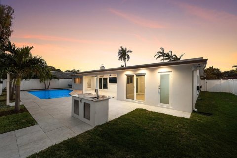 House in Lighthouse Point, Florida 4 bedrooms, 209.77 sq.m. № 2086910 - photo 4