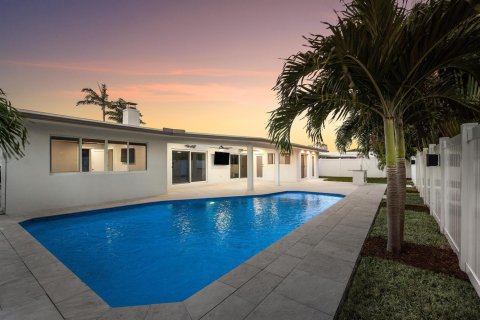 House in Lighthouse Point, Florida 4 bedrooms, 209.77 sq.m. № 2086910 - photo 3