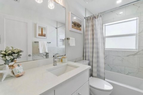 House in Lighthouse Point, Florida 4 bedrooms, 209.77 sq.m. № 2086910 - photo 13