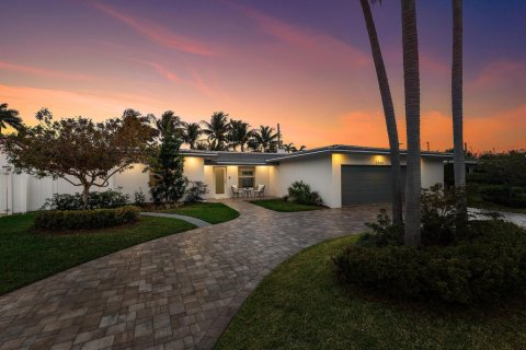 House in Lighthouse Point, Florida 4 bedrooms, 209.77 sq.m. № 2086910