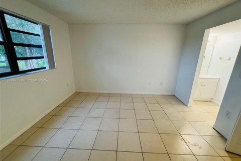 Снять в аренду кондоминиум в Санрайз, Флорида 2 спальни, 91.6м2, № 2002524 - фото 3