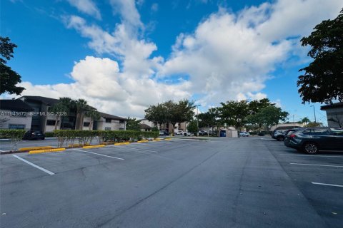 Condominio en alquiler en Sunrise, Florida, 2 dormitorios, 91.6 m2 № 2002524 - foto 17