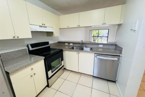 Condominio en alquiler en Sunrise, Florida, 2 dormitorios, 91.6 m2 № 2002524 - foto 12