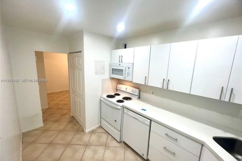 Снять в аренду кондоминиум в Окленд-Парк, Флорида 1 спальня, 70.61м2, № 2040241 - фото 2