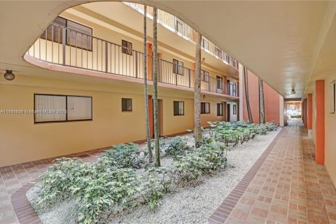 Condo in Miami, Florida, 3 bedrooms  № 1968503 - photo 2