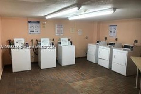 Condo in Miami, Florida, 3 bedrooms  № 1968503 - photo 9