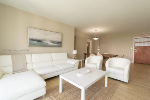 Condo in Hollywood, Florida, 2 bedrooms  № 1694564 - photo 15