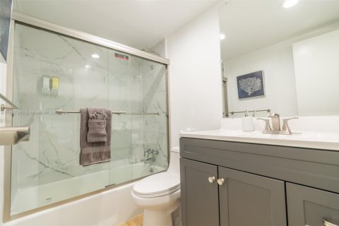 Condo in Hollywood, Florida, 2 bedrooms  № 1694564 - photo 21