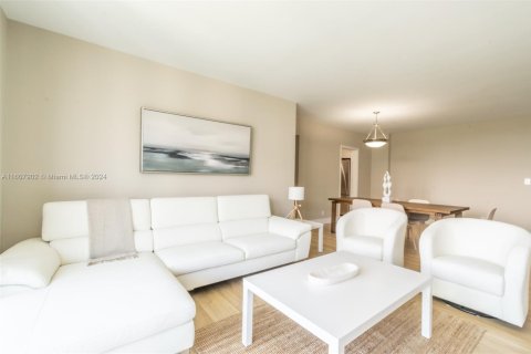 Condo in Hollywood, Florida, 2 bedrooms  № 1694564 - photo 13