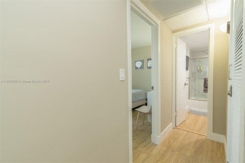 Condo in Hollywood, Florida, 2 bedrooms  № 1694564 - photo 17
