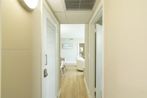 Condo in Hollywood, Florida, 2 bedrooms  № 1694564 - photo 22