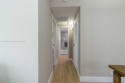 Condo in Hollywood, Florida, 2 bedrooms  № 1694564 - photo 16