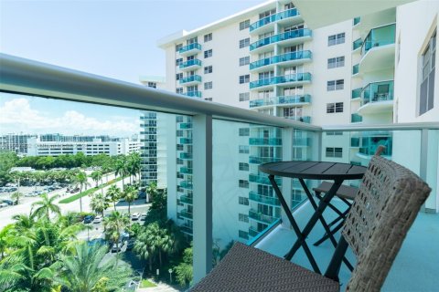 Condo in Hollywood, Florida, 2 bedrooms  № 1694564 - photo 25
