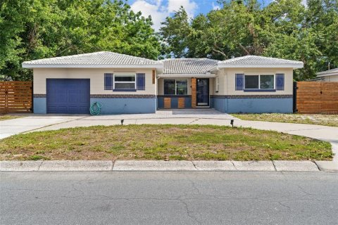 House in Gulfport, Florida 3 bedrooms, 148.74 sq.m. № 1666096 - photo 1