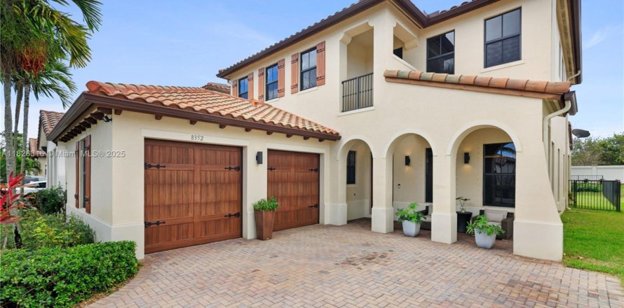 House in Cooper City, Florida 4 bedrooms, 290.78 sq.m. № 1797650