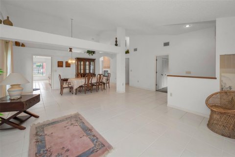 House in Palm Harbor, Florida 4 bedrooms, 208.84 sq.m. № 1912888 - photo 14