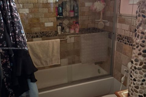 House in Miami, Florida 3 bedrooms, 227.89 sq.m. № 2013480 - photo 10