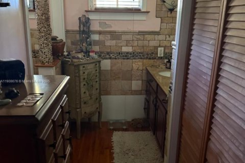 House in Miami, Florida 3 bedrooms, 227.89 sq.m. № 2013480 - photo 9