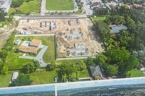 House in Miami, Florida 3 bedrooms, 227.89 sq.m. № 2013480 - photo 11