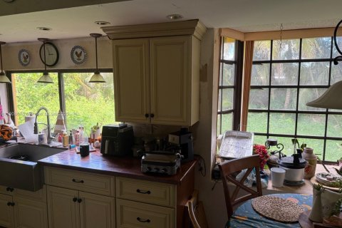 House in Miami, Florida 3 bedrooms, 227.89 sq.m. № 2013480 - photo 6