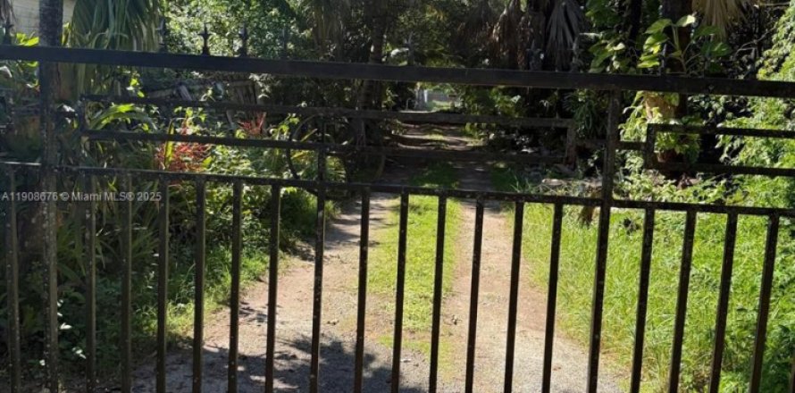 House in Miami, Florida 3 bedrooms, 227.89 sq.m. № 2013480