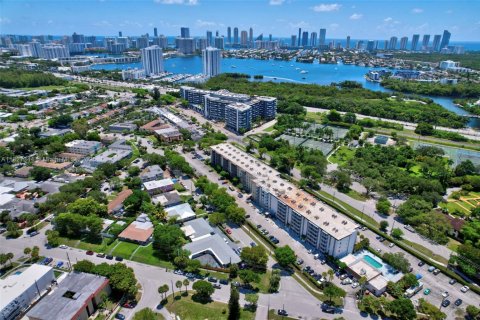 Condominio en venta en North Miami Beach, Florida, 1 dormitorio, 67.63 m2 № 1799480 - foto 1