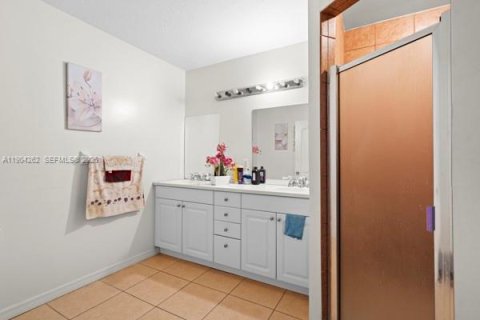 House in Port St. Lucie, Florida 5 bedrooms, 266.63 sq.m. № 1955087 - photo 10