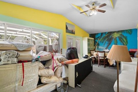 House in Port St. Lucie, Florida 5 bedrooms, 266.63 sq.m. № 1955087 - photo 14