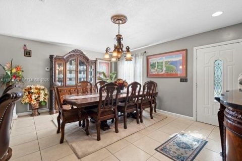 House in Port St. Lucie, Florida 5 bedrooms, 266.63 sq.m. № 1955087 - photo 11