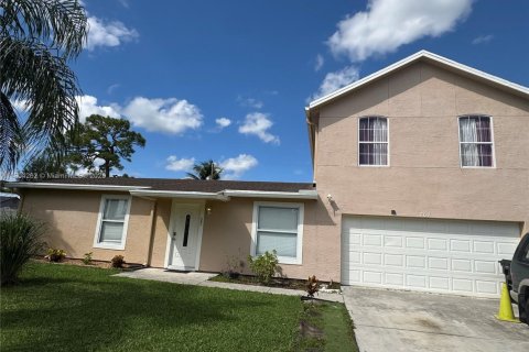 House in Port St. Lucie, Florida 5 bedrooms, 266.63 sq.m. № 1955087 - photo 1