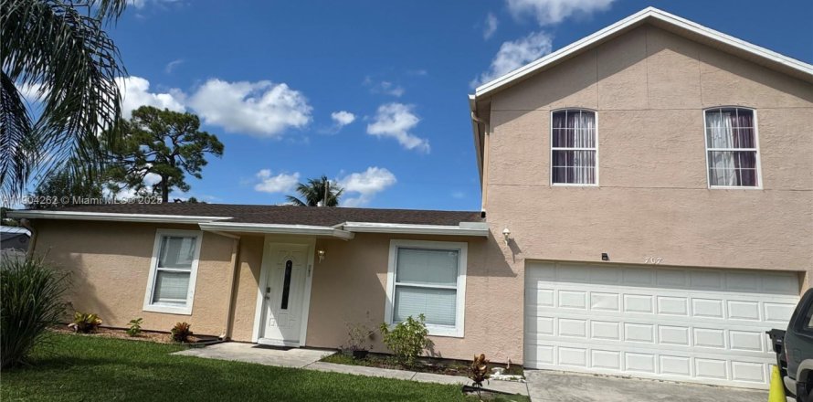 House in Port St. Lucie, Florida 5 bedrooms, 266.63 sq.m. № 1955087