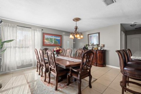 House in Port St. Lucie, Florida 5 bedrooms, 266.63 sq.m. № 1955087 - photo 6