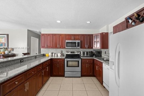 House in Port St. Lucie, Florida 5 bedrooms, 266.63 sq.m. № 1955087 - photo 8