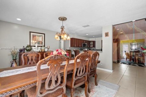 House in Port St. Lucie, Florida 5 bedrooms, 266.63 sq.m. № 1955087 - photo 12