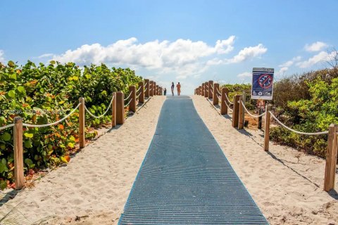 Condo in Miami Beach, Florida, 1 bedroom  № 2065327 - photo 10