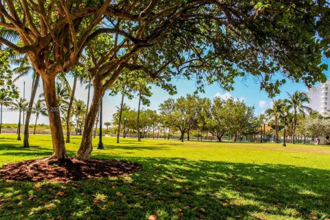 Condo in Miami Beach, Florida, 1 bedroom  № 2065327 - photo 16