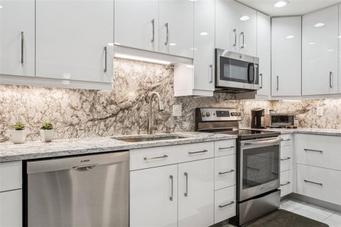 Condo in Tampa, Florida, 2 bedrooms  № 1813337 - photo 11