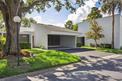 Condo in Tampa, Florida, 2 bedrooms  № 1813337 - photo 1
