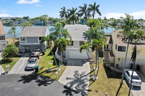 Casa en venta en Cutler Bay, Florida, 4 dormitorios, 167.97 m2 № 1775842 - foto 2