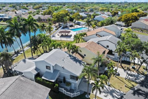 Casa en venta en Cutler Bay, Florida, 4 dormitorios, 167.97 m2 № 1775842 - foto 4