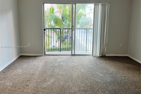Condo in Fort Lauderdale, Florida, 2 bedrooms  № 1994901 - photo 2