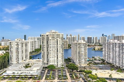 Condominio en alquiler en Aventura, Florida, 2 dormitorios, 117.8 m2 № 1937445 - foto 1