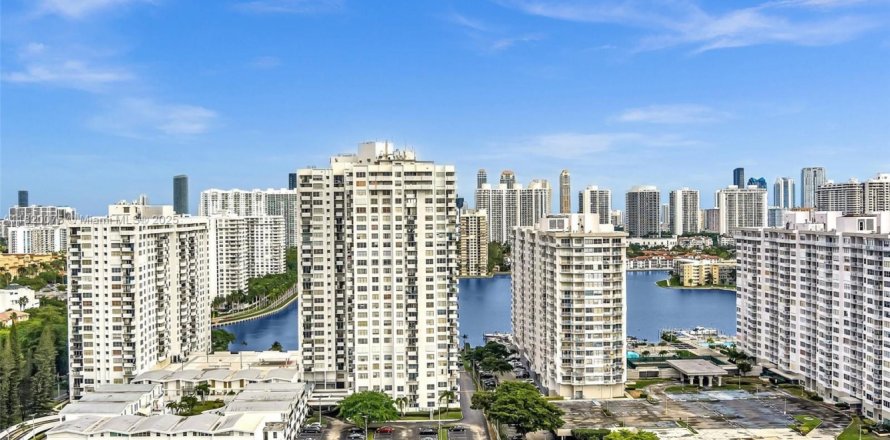 Condominio en Aventura, Florida, 2 dormitorios  № 1937445