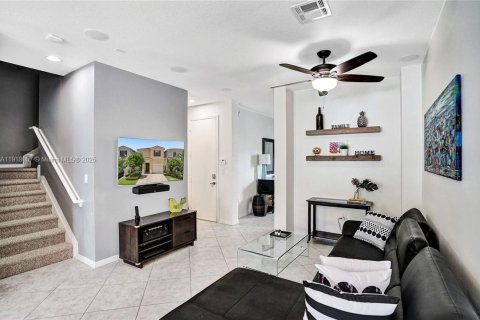 Casa en venta en Miami, Florida, 4 dormitorios, 195.56 m2 № 1972561 - foto 4