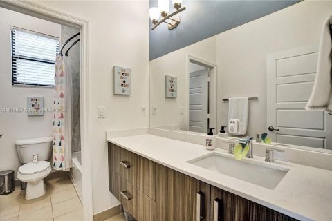 Casa en venta en Miami, Florida, 4 dormitorios, 195.56 m2 № 1972561 - foto 9