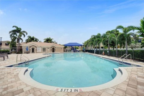 Casa en venta en Miami, Florida, 4 dormitorios, 195.56 m2 № 1972561 - foto 17