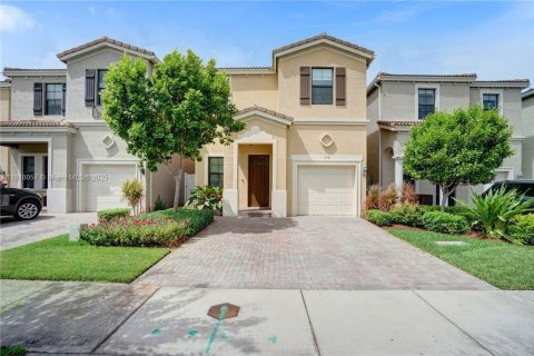 Casa en venta en Miami, Florida, 4 dormitorios, 195.56 m2 № 1972561 - foto 1